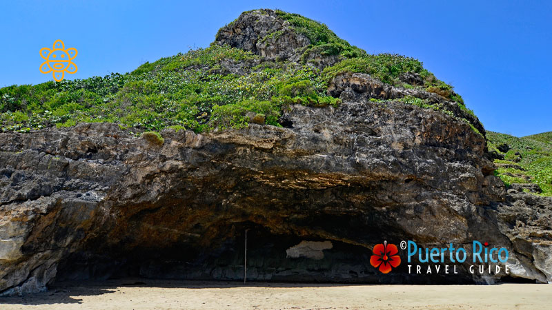 Puerto Rico beach caves - Playa El Pastillo, Isabela